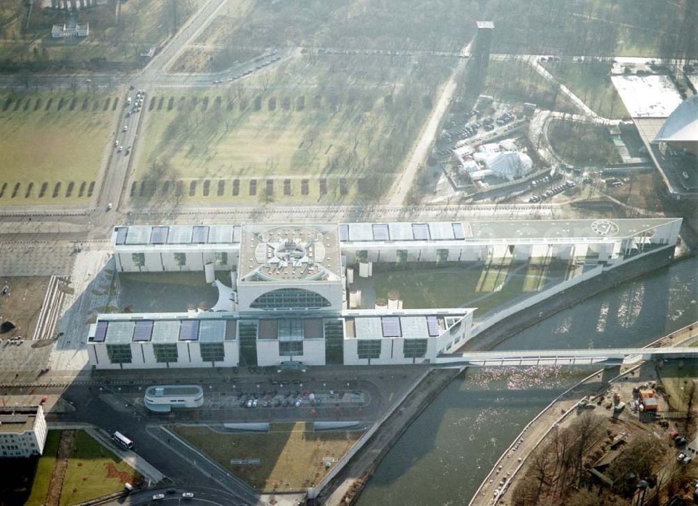 Berlin - Tiergarten from above - Berlin Tiergarten Regierungsviertel im Berliner Tiergarten mit dem Reichstag Paul-Löbe-Haus und Marie-Elisabeth-Lüders-Haus 19.01.03