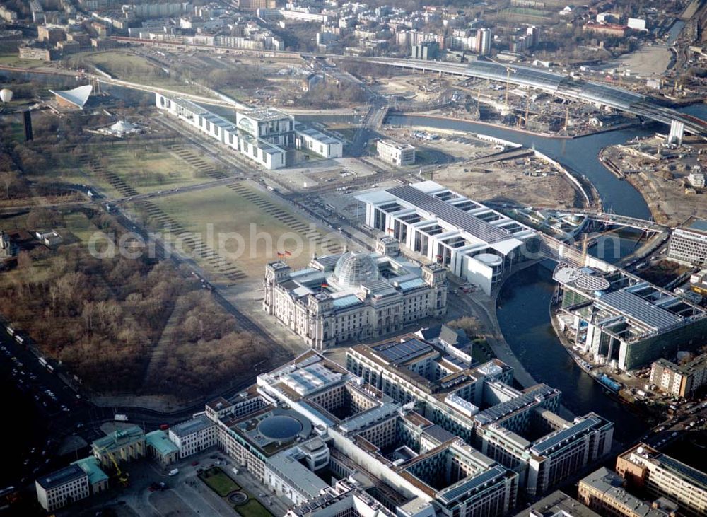 Berlin - Tiergarten from above - Berlin Tiergarten Regierungsviertel im Berliner Tiergarten mit dem Reichstag Paul-Löbe-Haus und Marie-Elisabeth-Lüders-Haus 19.01.03