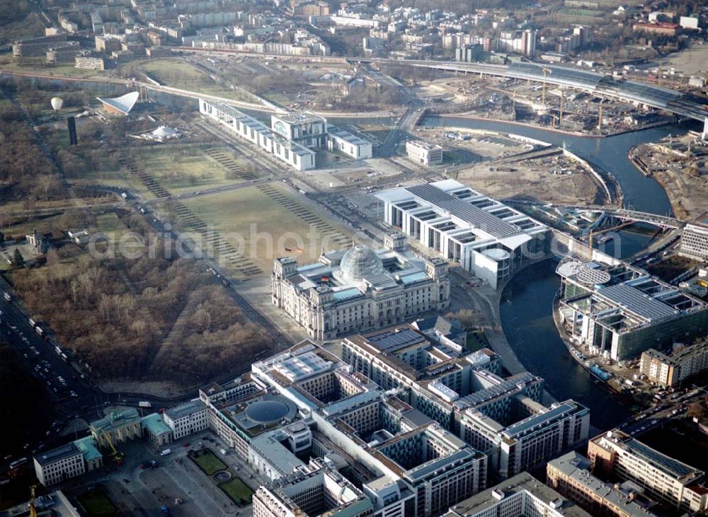 Berlin - Tiergarten from the bird's eye view: Berlin Tiergarten Regierungsviertel im Berliner Tiergarten mit dem Reichstag Paul-Löbe-Haus und Marie-Elisabeth-Lüders-Haus 19.01.03