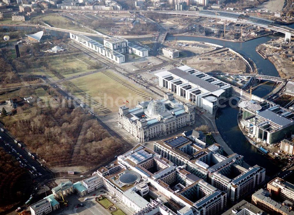 Berlin - Tiergarten from above - Berlin Tiergarten Regierungsviertel im Berliner Tiergarten mit dem Reichstag Paul-Löbe-Haus und Marie-Elisabeth-Lüders-Haus 19.01.03