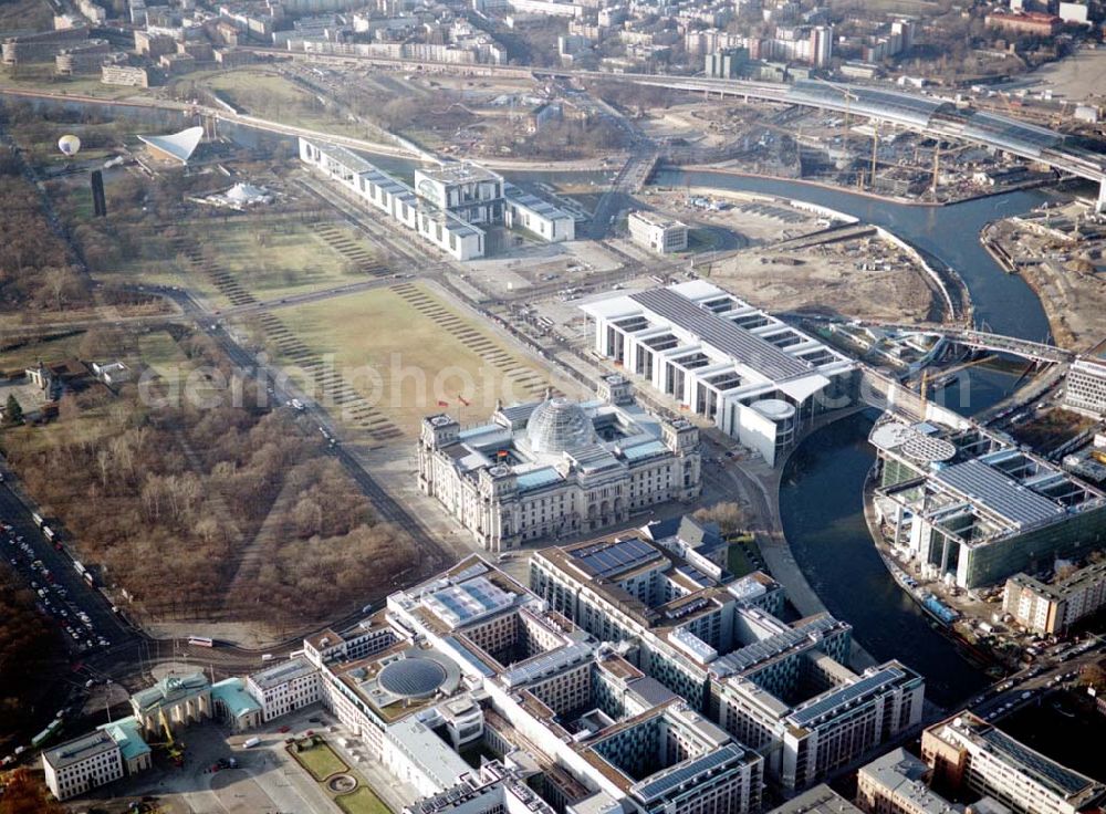 Berlin - Tiergarten from the bird's eye view: Berlin Tiergarten Regierungsviertel im Berliner Tiergarten mit dem Reichstag Paul-Löbe-Haus und Marie-Elisabeth-Lüders-Haus 19.01.03