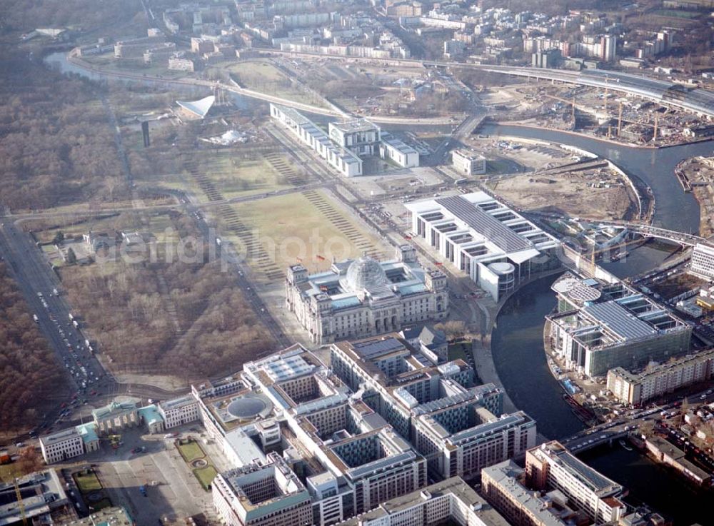 Berlin - Tiergarten from above - Berlin Tiergarten Regierungsviertel im Berliner Tiergarten mit dem Reichstag Paul-Löbe-Haus und Marie-Elisabeth-Lüders-Haus 19.01.03