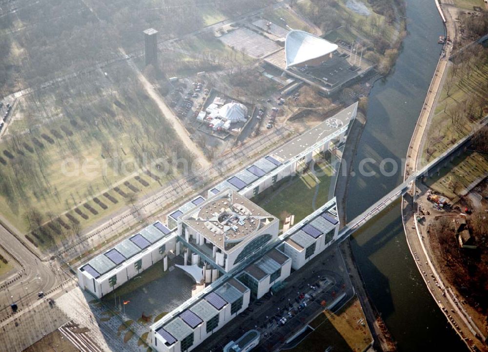 Berlin - Tiergarten from above - Berlin Tiergarten Regierungsviertel im Berliner Tiergarten mit dem Reichstag Paul-Löbe-Haus und Marie-Elisabeth-Lüders-Haus 19.01.03