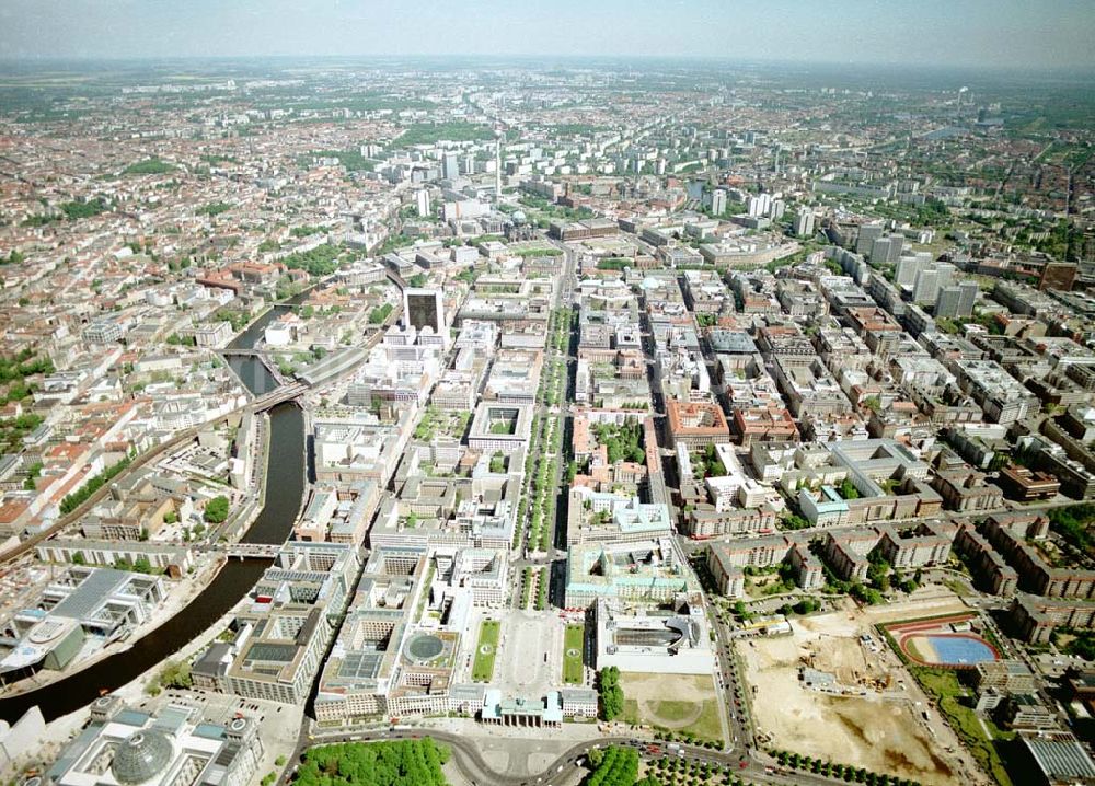 Aerial image Berlin - Tiergarten - Berlin - Tiergarten Wohnanlagen am Brandenburger Tor. 07.Mai2003