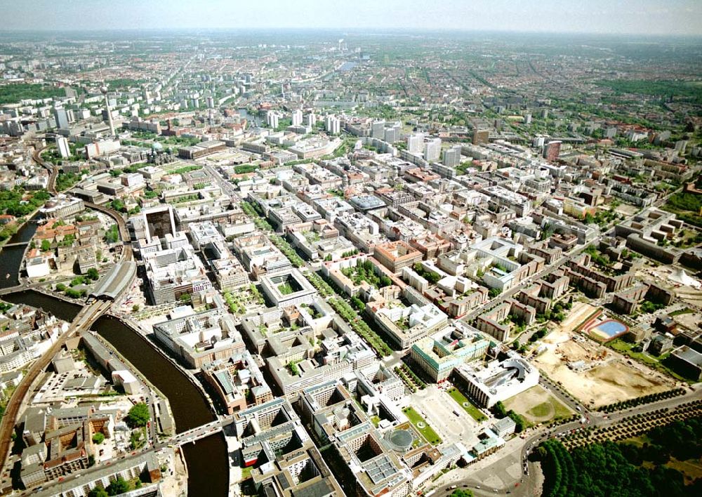 Aerial photograph Berlin - Tiergarten - Berlin - Tiergarten Wohnanlagen am Brandenburger Tor. 07.Mai2003