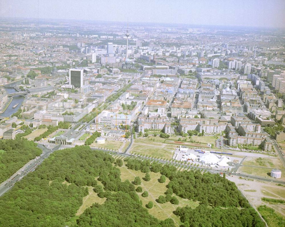 Berlin/Tiergarten from the bird's eye view: 1995 BERLIN-Tiergarten/Mitte Blick auf das Stadtzentrum am Brandenburger Tor und der Innenstadt von Berlin-Mitte mit dem ehemaligen Grenzstreifen am brandenburger Tor und dem Spielplatz des Cirque du Solaise auf der Fläche des heutigen Holocaust-Denkmales