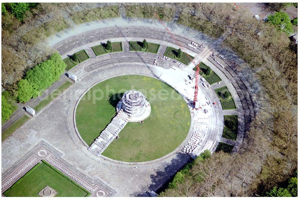 Berlin-Treptow from above - 28.04.2004 Berlin Treptow Rekonstruktion des sowjetischen Ehrenmales am Treptower Park an der Puschkinallee.