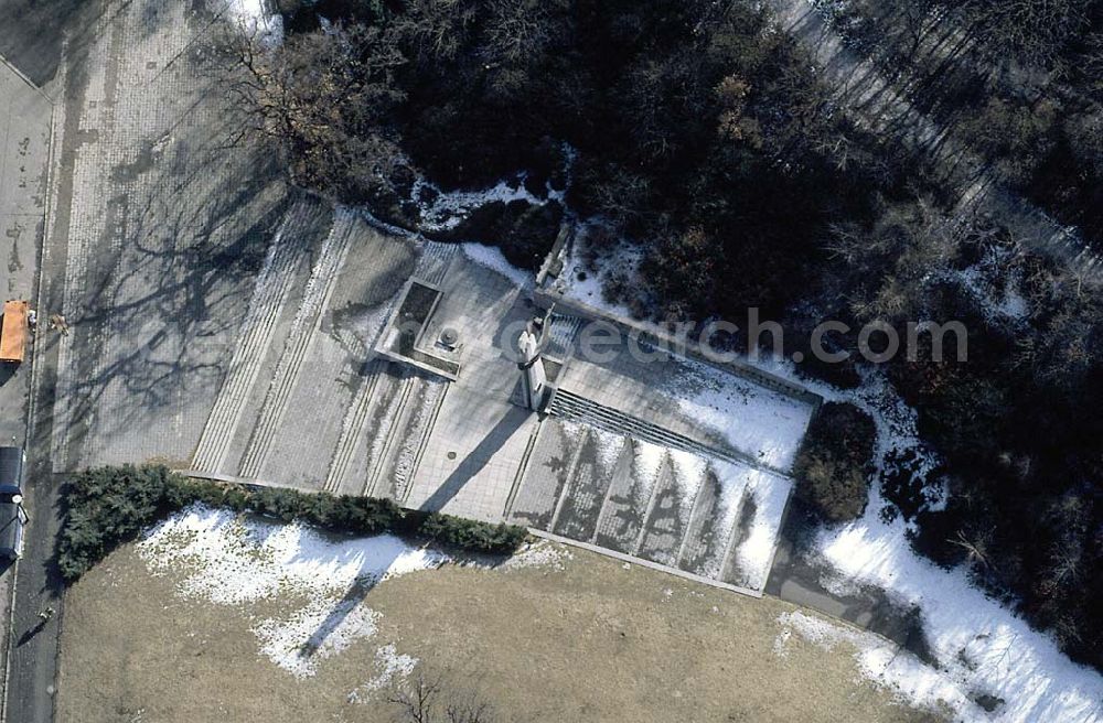 Berlin Friedrichshain from above - 20.12.1995 Berlin, Volkspark Friedrichshain Polnisches Ehrenmal