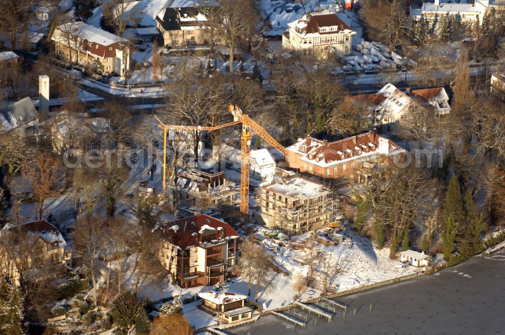 Aerial photograph Berlin - Blick auf die winterlich verschneite Baustelle Neubau Einfamilienhaus Am Kleinen Wannsee 2 der CONCEPT BAU - PREMIER GmbH, Engeldamm 64b, 10179 Berlin, Tel.: 030.23 12 03 - 0. Ansprechpartner Herr Beddies 0176 11212403