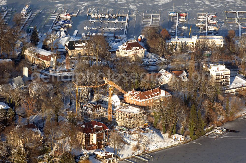 Berlin from above - Blick auf die winterlich verschneite Baustelle Neubau Einfamilienhaus Am Kleinen Wannsee 2 der CONCEPT BAU - PREMIER GmbH, Engeldamm 64b, 10179 Berlin, Tel.: 030.23 12 03 - 0. Ansprechpartner Herr Beddies 0176 11212403