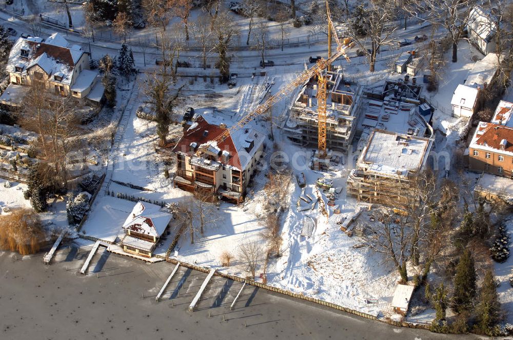 Aerial image Berlin - Blick auf die winterlich verschneite Baustelle Neubau Einfamilienhaus Am Kleinen Wannsee 2 der CONCEPT BAU - PREMIER GmbH, Engeldamm 64b, 10179 Berlin, Tel.: 030.23 12 03 - 0. Ansprechpartner Herr Beddies 0176 11212403