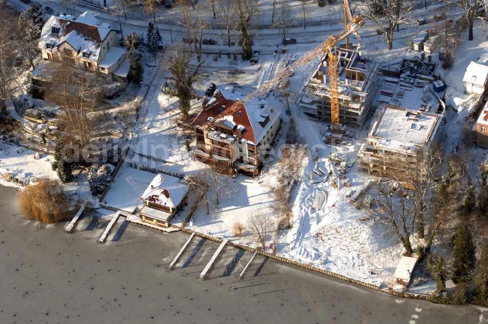 Aerial photograph Berlin - Blick auf die winterlich verschneite Baustelle Neubau Einfamilienhaus Am Kleinen Wannsee 2 der CONCEPT BAU - PREMIER GmbH, Engeldamm 64b, 10179 Berlin, Tel.: 030.23 12 03 - 0. Ansprechpartner Herr Beddies 0176 11212403