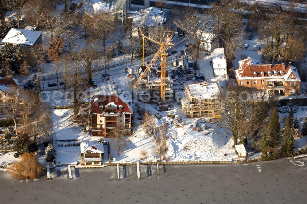 Berlin from above - Blick auf die winterlich verschneite Baustelle Neubau Einfamilienhaus Am Kleinen Wannsee 2 der CONCEPT BAU - PREMIER GmbH, Engeldamm 64b, 10179 Berlin, Tel.: 030.23 12 03 - 0. Ansprechpartner Herr Beddies 0176 11212403