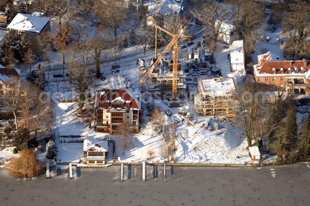 Berlin from the bird's eye view: Blick auf die winterlich verschneite Baustelle Neubau Einfamilienhaus Am Kleinen Wannsee 2 der CONCEPT BAU - PREMIER GmbH, Engeldamm 64b, 10179 Berlin, Tel.: 030.23 12 03 - 0. Ansprechpartner Herr Beddies 0176 11212403