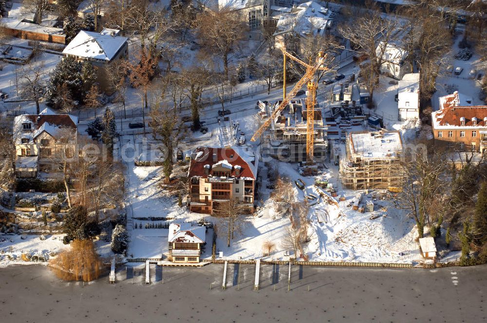 Aerial image Berlin - Blick auf die winterlich verschneite Baustelle Neubau Einfamilienhaus Am Kleinen Wannsee 2 der CONCEPT BAU - PREMIER GmbH, Engeldamm 64b, 10179 Berlin, Tel.: 030.23 12 03 - 0. Ansprechpartner Herr Beddies 0176 11212403