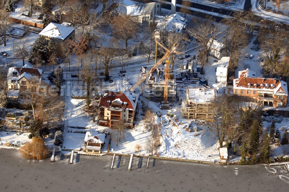 Aerial photograph Berlin - Blick auf die winterlich verschneite Baustelle Neubau Einfamilienhaus Am Kleinen Wannsee 2 der CONCEPT BAU - PREMIER GmbH, Engeldamm 64b, 10179 Berlin, Tel.: 030.23 12 03 - 0. Ansprechpartner Herr Beddies 0176 11212403