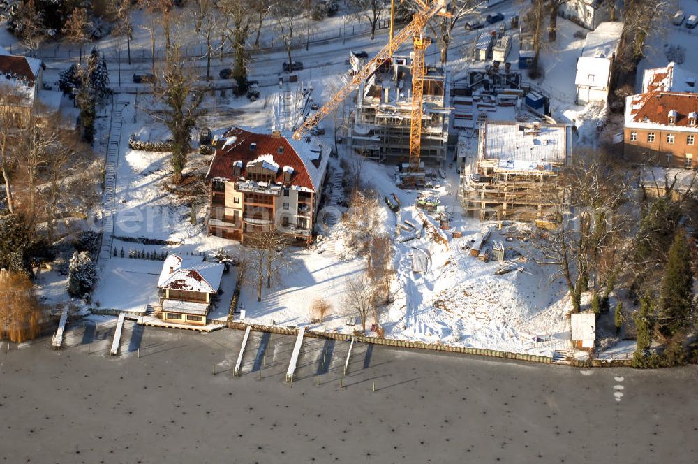 Berlin from above - Blick auf die winterlich verschneite Baustelle Neubau Einfamilienhaus Am Kleinen Wannsee 2 der CONCEPT BAU - PREMIER GmbH, Engeldamm 64b, 10179 Berlin, Tel.: 030.23 12 03 - 0. Ansprechpartner Herr Beddies 0176 11212403