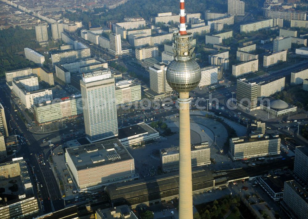 Aerial image Berlin Mitte - Berliner Alexanderplatz mit Fernshturm, Bahnhof, Galeria Kaufhof, Hotel Stadt Berlin, Haus des Lehrers usw. The public square Alexanderplatz in Berlin-Mitte.