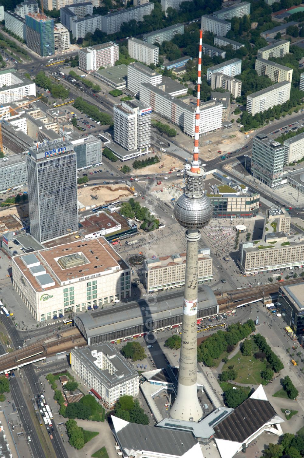 Berlin from the bird's eye view: Blick auf den Berliner Alexanderplatz mit dem Park Inn Hotel Hochhaus und dem KAUFHOF am Alex. Das unmittelbar am Fernsehturm gelegene Areal wurde in den letzten Jahren erheblich um- und ausgebaut.