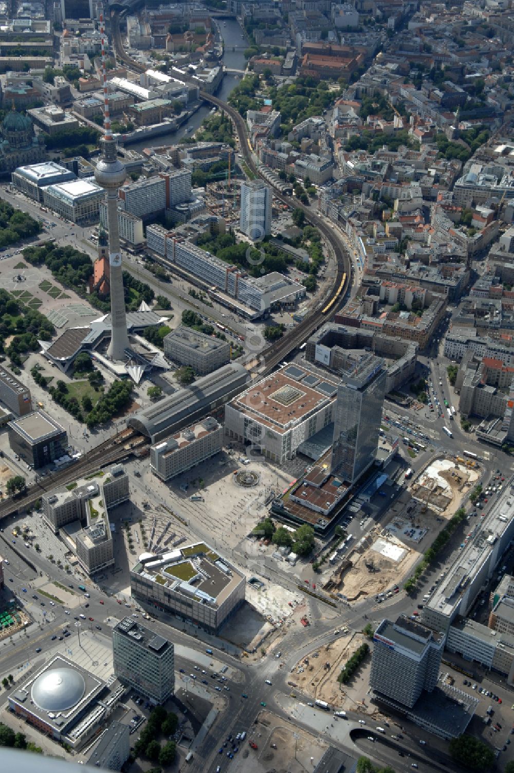 Aerial image Berlin - Blick auf den Berliner Alexanderplatz mit dem Park Inn Hotel Hochhaus und dem KAUFHOF am Alex. Das unmittelbar am Fernsehturm gelegene Areal wurde in den letzten Jahren erheblich um- und ausgebaut.