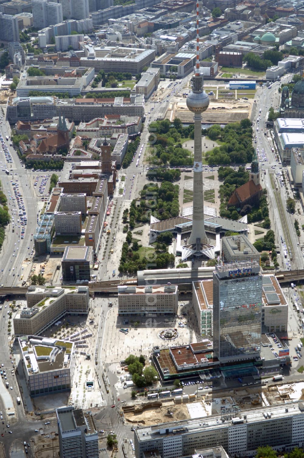 Berlin from the bird's eye view: Blick auf den Berliner Alexanderplatz mit dem Park Inn Hotel Hochhaus und dem KAUFHOF am Alex. Das unmittelbar am Fernsehturm gelegene Areal wurde in den letzten Jahren erheblich um- und ausgebaut.