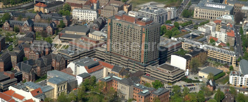 Berlin from the bird's eye view: Blick auf das Gelände der Berliner Charité in Mitte. Die Charité feiert im Jahr 2010 ihr 300-jähriges Bestehen. Sie ging aus einem Pesthaus hervor, das 1710 vor den Toren Berlins errichtet wurde. View of the site of the Berlin Charité hospital in the middle. The Charité is celebrating in 2010 its 300th anniversary. It emerged from a plague house, built in 1710 on the outskirts of Berlin.