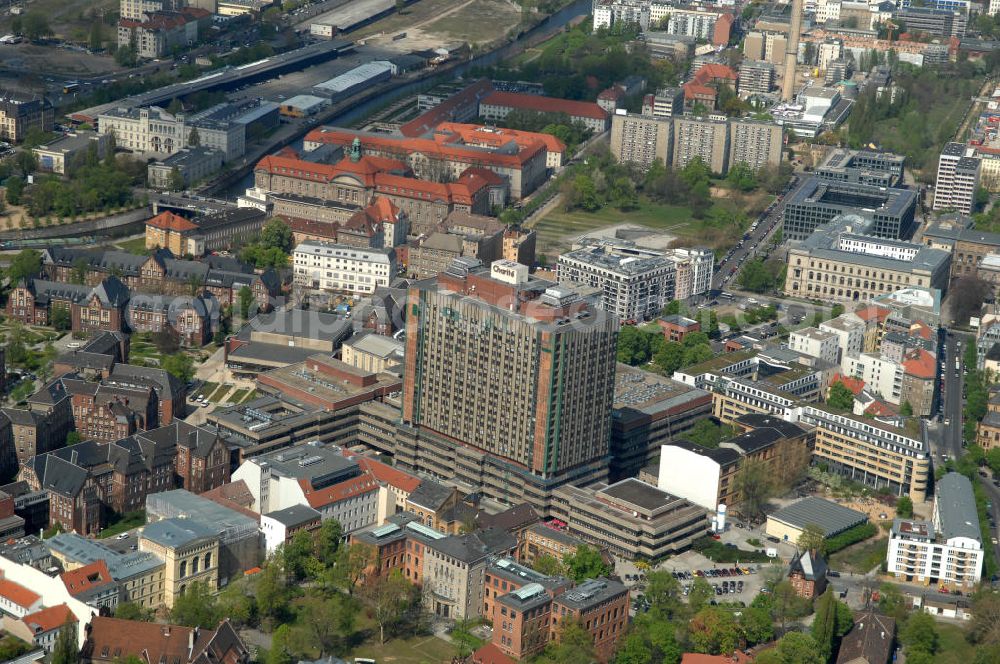 Aerial image Berlin - Blick auf das Gelände der Berliner Charité in Mitte. Die Charité feiert im Jahr 2010 ihr 300-jähriges Bestehen. Sie ging aus einem Pesthaus hervor, das 1710 vor den Toren Berlins errichtet wurde. View of the site of the Berlin Charité hospital in the middle. The Charité is celebrating in 2010 its 300th anniversary. It emerged from a plague house, built in 1710 on the outskirts of Berlin.