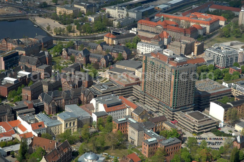 Aerial photograph Berlin - Blick auf das Gelände der Berliner Charité in Mitte. Die Charité feiert im Jahr 2010 ihr 300-jähriges Bestehen. Sie ging aus einem Pesthaus hervor, das 1710 vor den Toren Berlins errichtet wurde. View of the site of the Berlin Charité hospital in the middle. The Charité is celebrating in 2010 its 300th anniversary. It emerged from a plague house, built in 1710 on the outskirts of Berlin.