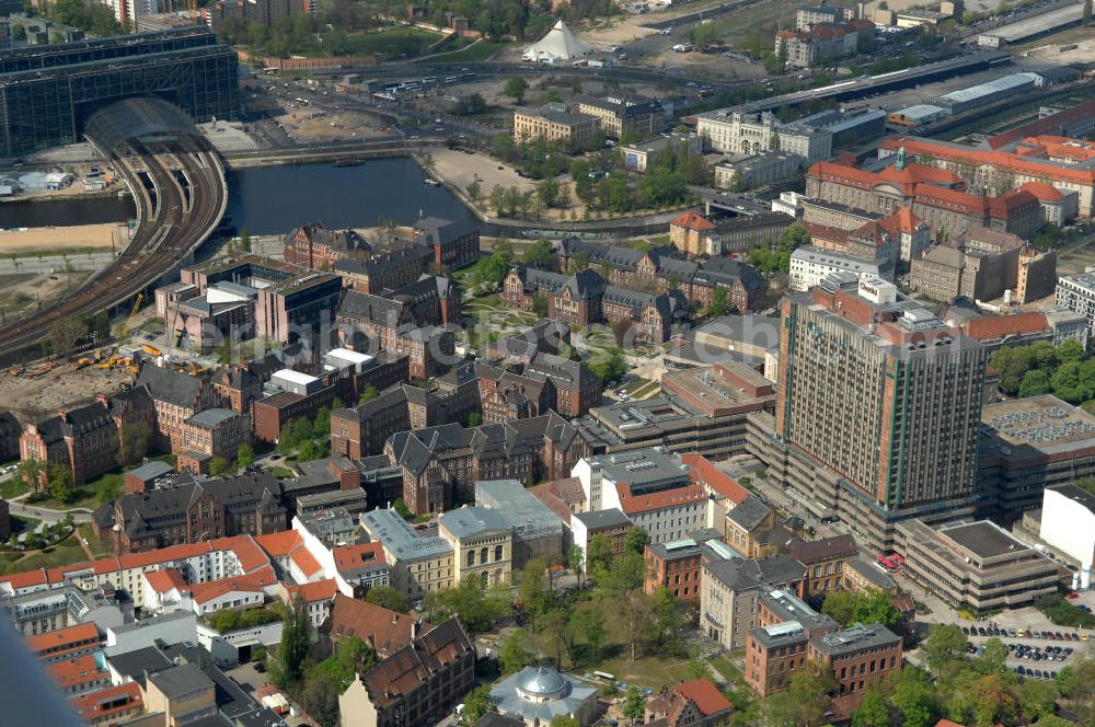 Berlin from above - Blick auf das Gelände der Berliner Charité in Mitte. Die Charité feiert im Jahr 2010 ihr 300-jähriges Bestehen. Sie ging aus einem Pesthaus hervor, das 1710 vor den Toren Berlins errichtet wurde. View of the site of the Berlin Charité hospital in the middle. The Charité is celebrating in 2010 its 300th anniversary. It emerged from a plague house, built in 1710 on the outskirts of Berlin.