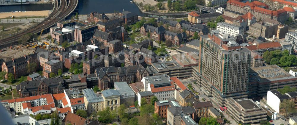 Aerial image Berlin - Blick auf das Gelände der Berliner Charité in Mitte. Die Charité feiert im Jahr 2010 ihr 300-jähriges Bestehen. Sie ging aus einem Pesthaus hervor, das 1710 vor den Toren Berlins errichtet wurde. View of the site of the Berlin Charité hospital in the middle. The Charité is celebrating in 2010 its 300th anniversary. It emerged from a plague house, built in 1710 on the outskirts of Berlin.