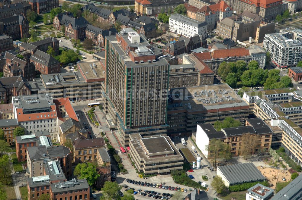 Aerial photograph Berlin - Blick auf das Gelände der Berliner Charité in Mitte. Die Charité feiert im Jahr 2010 ihr 300-jähriges Bestehen. Sie ging aus einem Pesthaus hervor, das 1710 vor den Toren Berlins errichtet wurde. View of the site of the Berlin Charité hospital in the middle. The Charité is celebrating in 2010 its 300th anniversary. It emerged from a plague house, built in 1710 on the outskirts of Berlin.