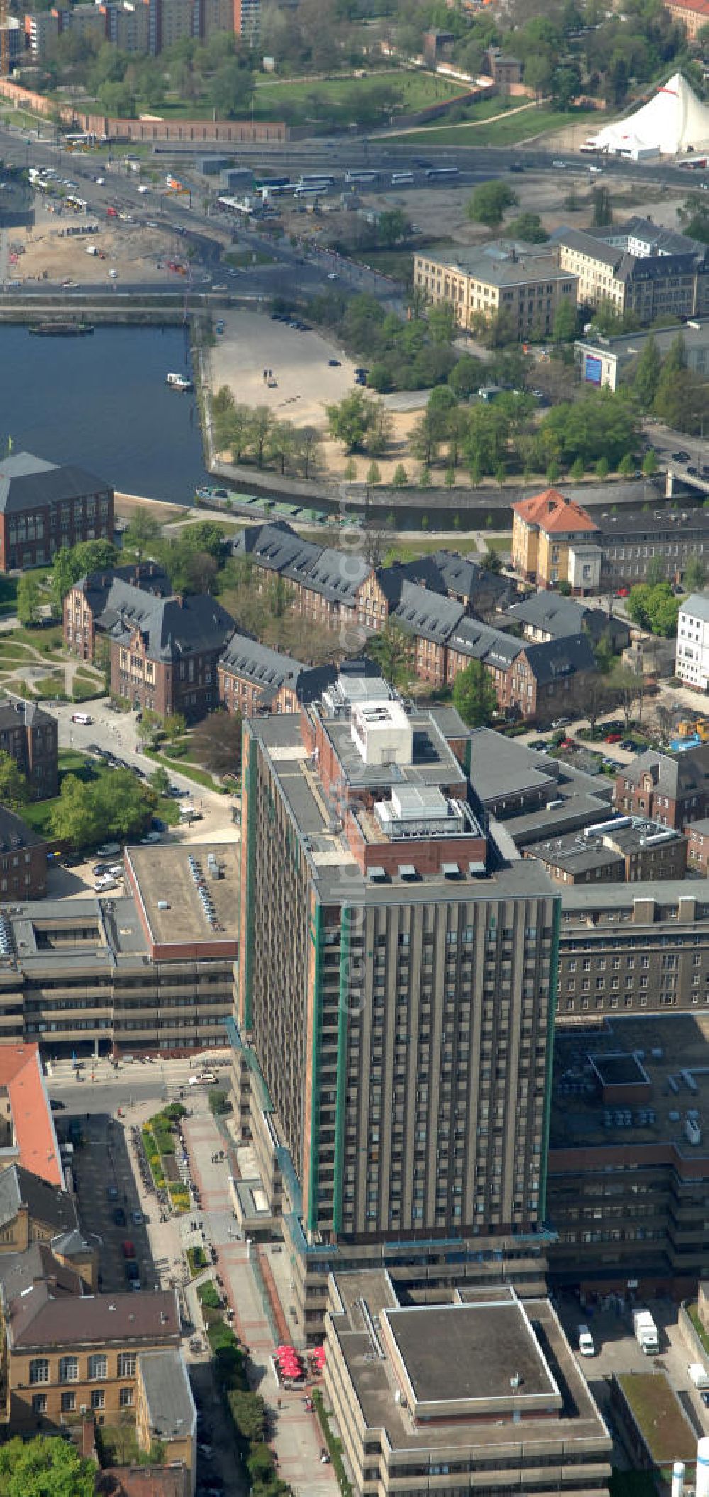 Berlin from the bird's eye view: Blick auf das Gelände der Berliner Charité in Mitte. Die Charité feiert im Jahr 2010 ihr 300-jähriges Bestehen. Sie ging aus einem Pesthaus hervor, das 1710 vor den Toren Berlins errichtet wurde. View of the site of the Berlin Charité hospital in the middle. The Charité is celebrating in 2010 its 300th anniversary. It emerged from a plague house, built in 1710 on the outskirts of Berlin.