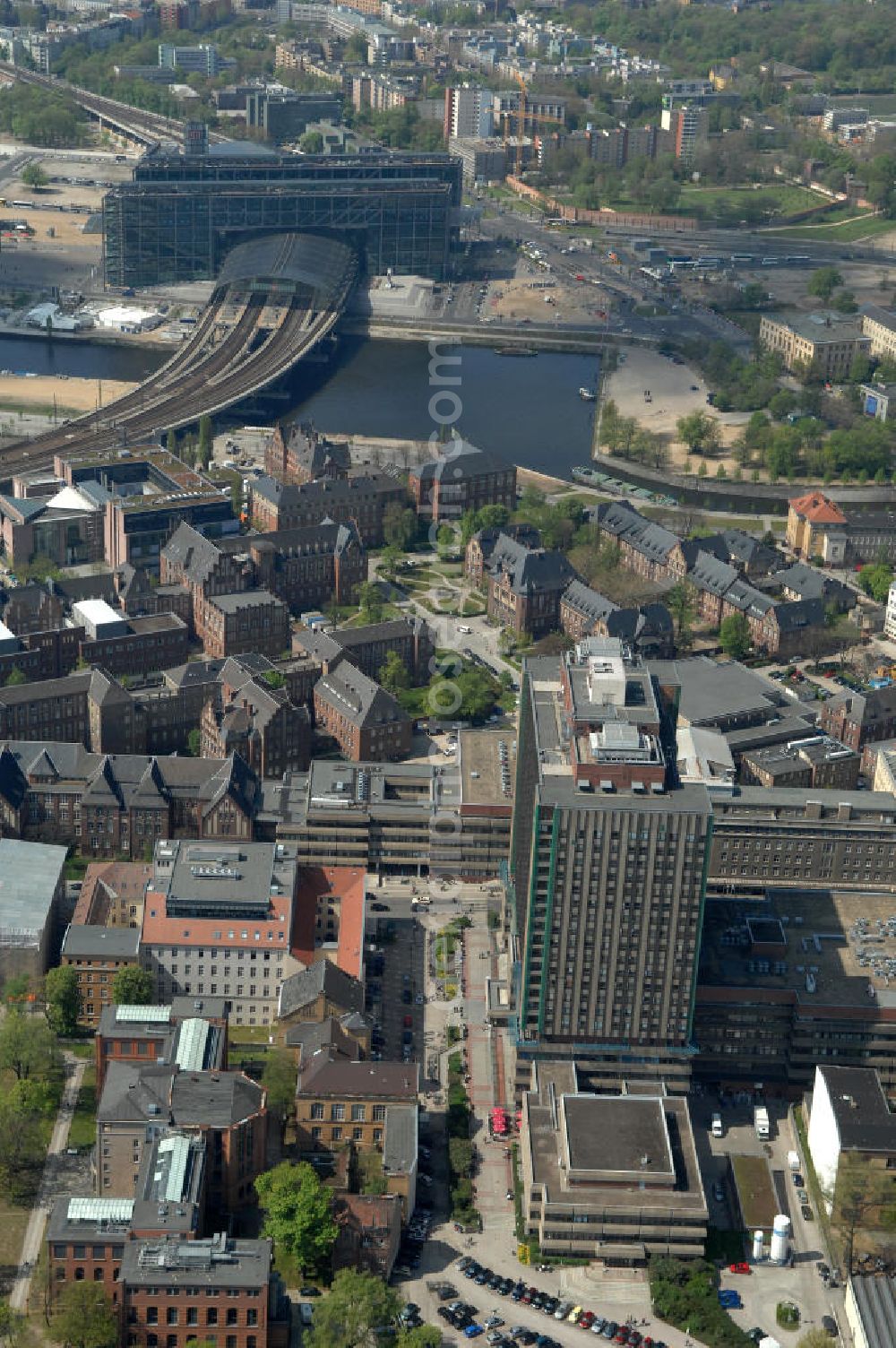 Aerial image Berlin - Blick auf das Gelände der Berliner Charité in Mitte. Die Charité feiert im Jahr 2010 ihr 300-jähriges Bestehen. Sie ging aus einem Pesthaus hervor, das 1710 vor den Toren Berlins errichtet wurde. View of the site of the Berlin Charité hospital in the middle. The Charité is celebrating in 2010 its 300th anniversary. It emerged from a plague house, built in 1710 on the outskirts of Berlin.