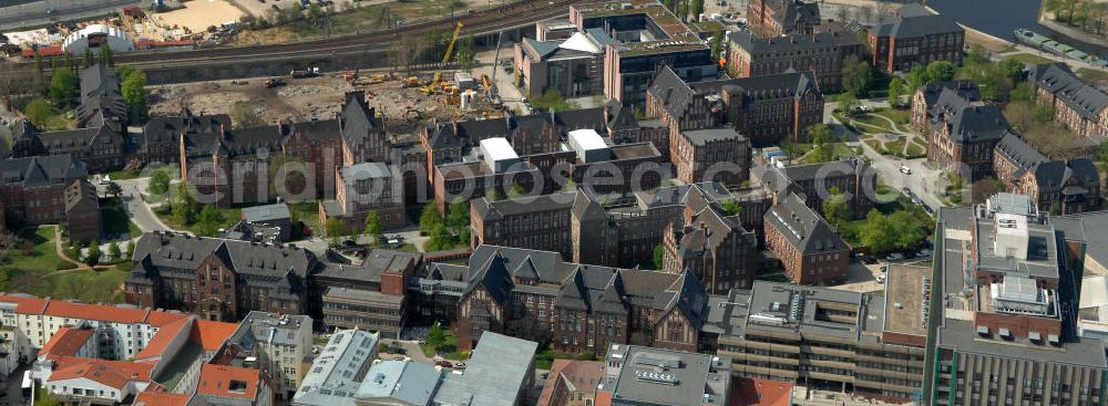 Aerial photograph Berlin - Blick auf das Gelände der Berliner Charité in Mitte. Die Charité feiert im Jahr 2010 ihr 300-jähriges Bestehen. Sie ging aus einem Pesthaus hervor, das 1710 vor den Toren Berlins errichtet wurde. View of the site of the Berlin Charité hospital in the middle. The Charité is celebrating in 2010 its 300th anniversary. It emerged from a plague house, built in 1710 on the outskirts of Berlin.