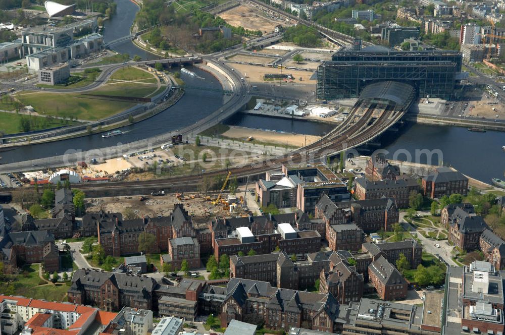 Berlin from above - Blick auf das Gelände der Berliner Charité in Mitte. Die Charité feiert im Jahr 2010 ihr 300-jähriges Bestehen. Sie ging aus einem Pesthaus hervor, das 1710 vor den Toren Berlins errichtet wurde. View of the site of the Berlin Charité hospital in the middle. The Charité is celebrating in 2010 its 300th anniversary. It emerged from a plague house, built in 1710 on the outskirts of Berlin.