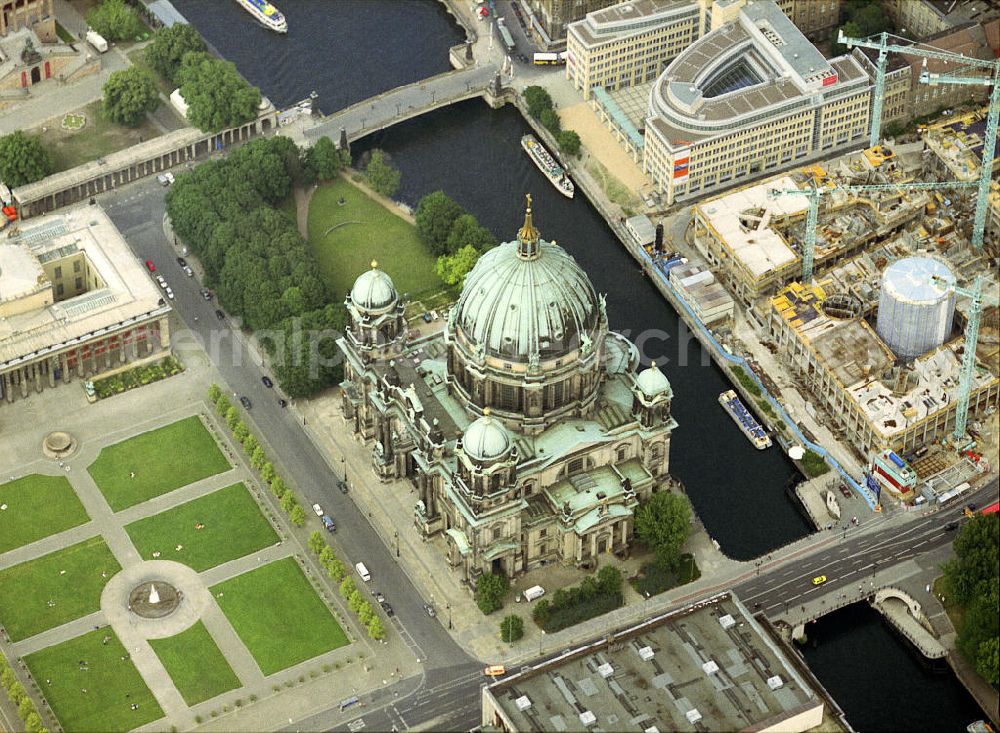 Aerial image Berlin - Blick auf den Berliner Dom am Lustgarten im Stadtteil Mitte. Rechts im Bild die Bauarbeiten zur Errichtung eines Aquariums in einer Hotelanlage. View of the Berlin Cathedral on Lustgarten in the district of Mitte. Right, the construction work on an aquarium in a hotel complex.