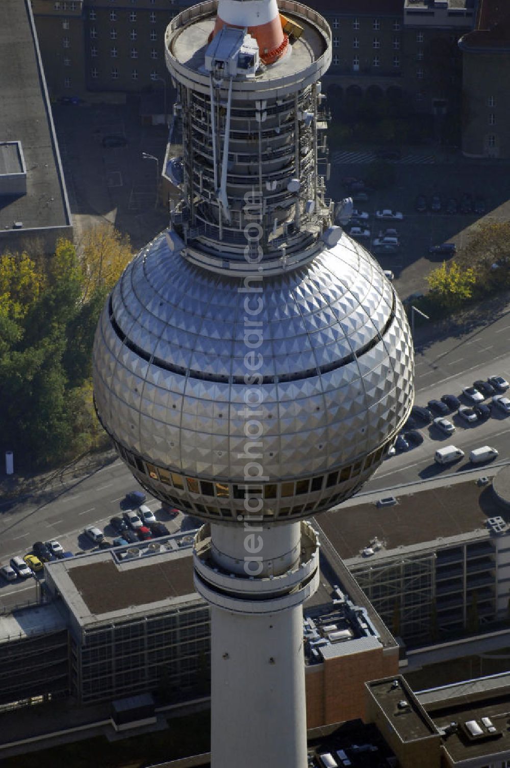 Aerial image Berlin - Blick auf den Berliner Fernsehturm. Er befindet sich in Nähe des Alexan der Platzes und mit seinen 368 Metern ist er das höchste Bauwerk Deutschlands. Seine Bauzeit betrug vier Jahre von 1965 bis 1969. Betreiber und Eigentümer der Anlage ist die Deutsche Funkturm der Telekom. Kontakt: DFMG Deutsche Funkturm GmbH, Gartenstraße 217, 48008 Münster, Tel. +49(0)251 1338 0, Fax +49(0)251 1338 1109, Email: info@dfmg.de; Kontakt Fernsehturm: Fernsehturm, Panoramastraße 1a, 10178 Berlin, Tel. +49(0)30 2423333, Email: info@berlinerfernsehturm.de