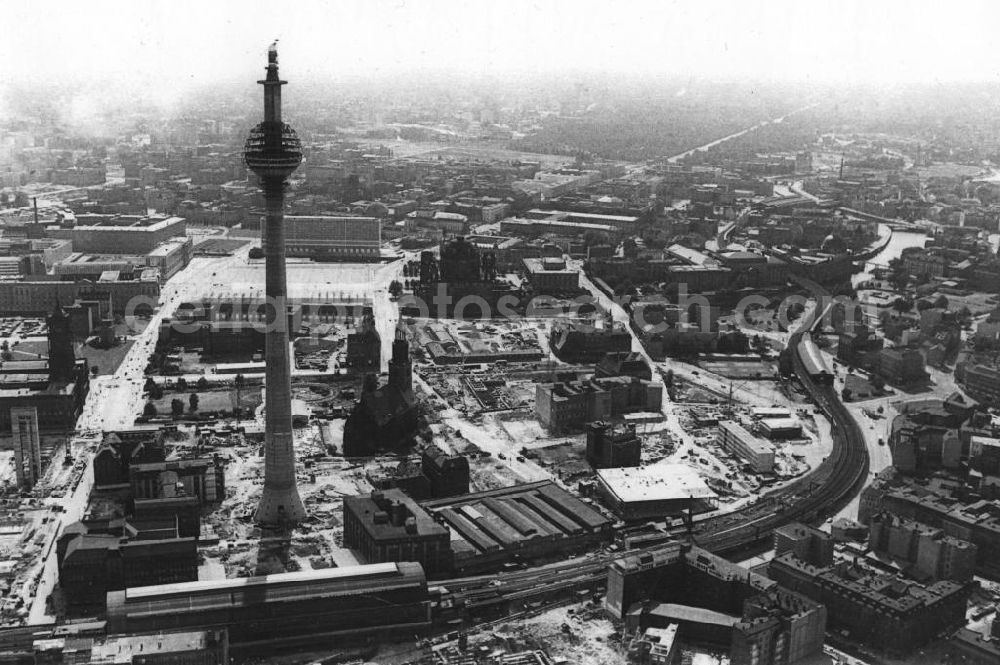 Berlin from the bird's eye view: Blick auf den Rohbau des Berliner Fernsehturm am Alexanderplatz in Berlin-Mitte.