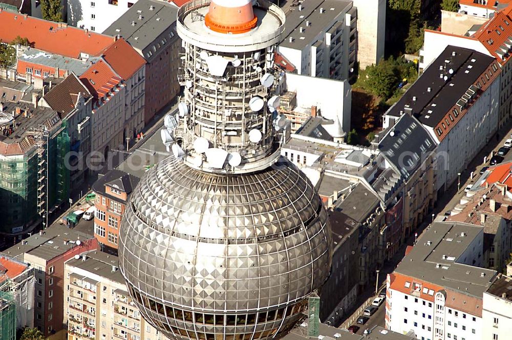 Berlin / Mitte from the bird's eye view: 01.10.2003 Berliner Fernsehturm am Aleaxan der Platz, in Berlin - Mitte