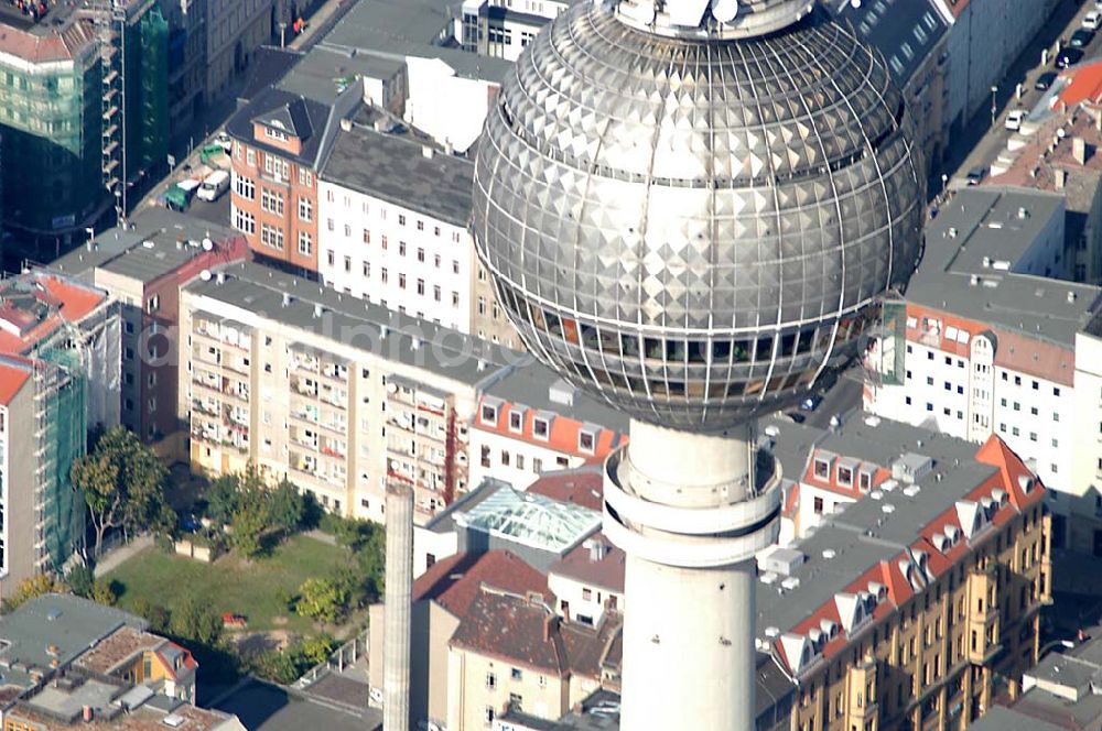 Aerial image Berlin / Mitte - 01.10.2003 Berliner Fernsehturm am Aleaxan der Platz, in Berlin - Mitte