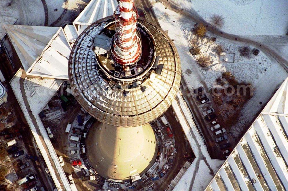 Berlin from the bird's eye view: Berliner Fernsehturm am Alex im Winter.