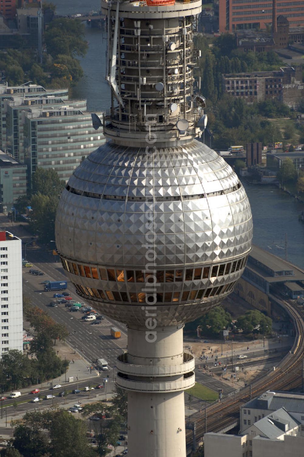 Aerial photograph Berlin - Der Berliner Fernsehturm ist mit 368 m das höchste Bauwerk Deutschlands und das vierthöchste freistehende Bauwerk Europas. Er befindet sich im östlichen Zentrum in Berlin-Mitte. Im Hintergrund ist die Spree zu sehen, sowie der S-Bahnhof Jannowitzbrücke. Berlin 2007/09/14 The Fernsehturm is a television tower in the center of Berlin, close to the Alexanderplatz. The tower is easily visible throughout the central districts of Berlin, and remains a symbol of the city. You can also see the river Spree and the railway station Jannowitzbrücke.