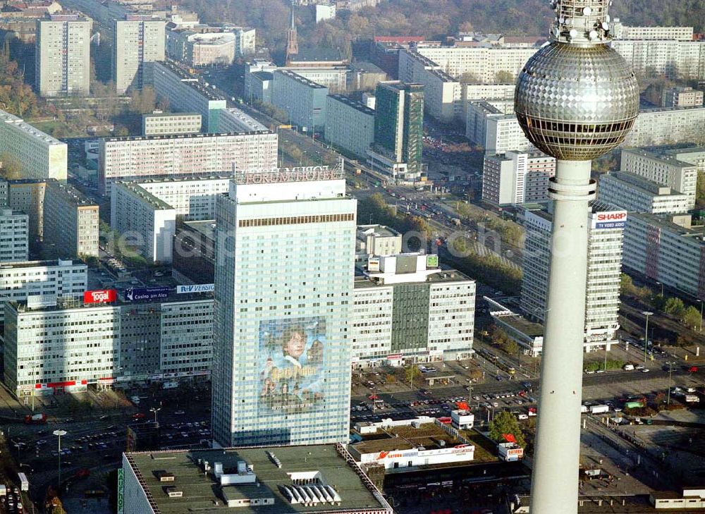 Aerial photograph Berlin - Berliner Fernsehturm und das FORUM - Hotel in Berlin - Mitte.