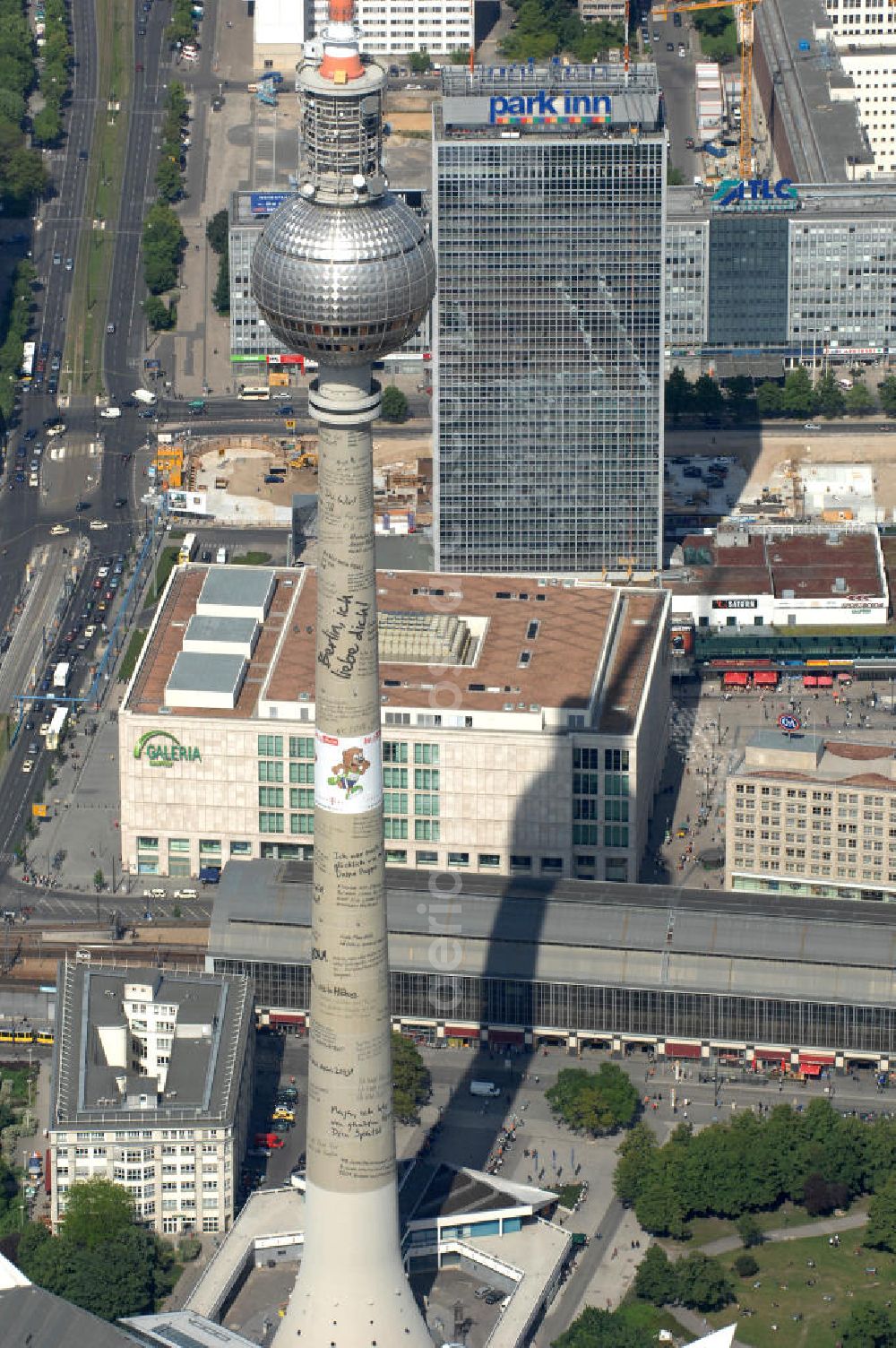 Aerial image Berlin - Industriekletterer haben den 368 Meter hohen Berliner Fernsehturm mit insgesamt 15 Vinylbannern versehen auf denen auch 70 Liebes-Botschaften und ein Heiratsantrag zu lesen sind.