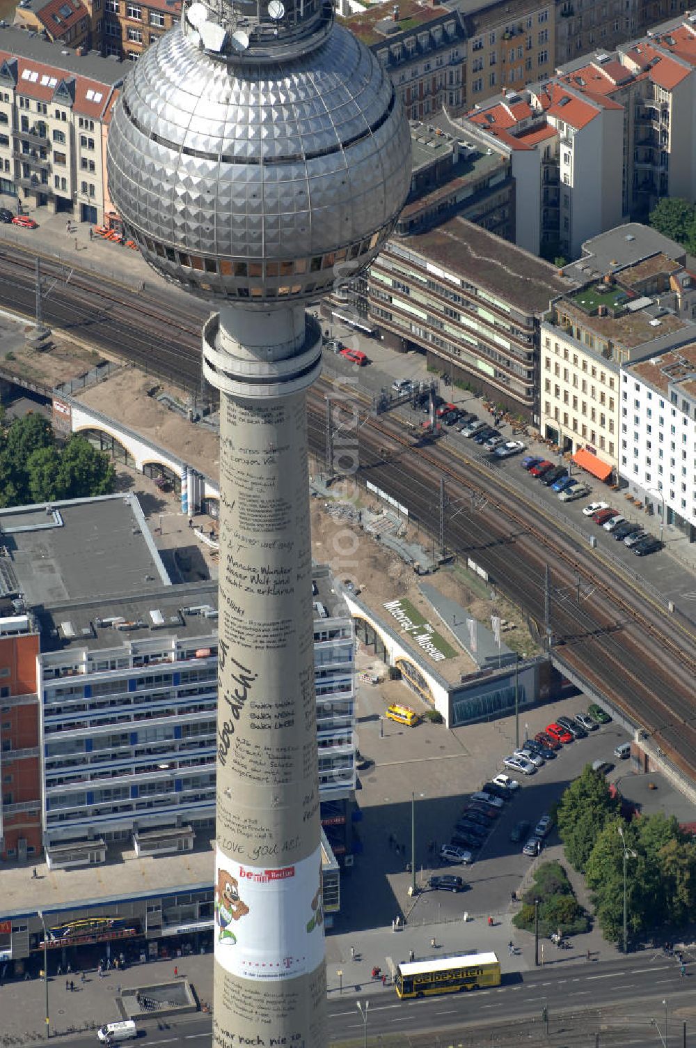 Berlin from the bird's eye view: Industriekletterer haben den 368 Meter hohen Berliner Fernsehturm mit insgesamt 15 Vinylbannern versehen auf denen auch 70 Liebes-Botschaften und ein Heiratsantrag zu lesen sind.