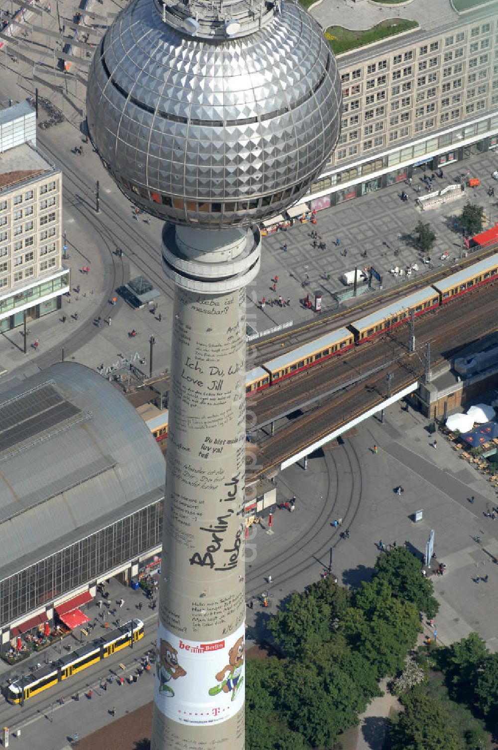 Aerial photograph Berlin - Industriekletterer haben den 368 Meter hohen Berliner Fernsehturm mit insgesamt 15 Vinylbannern versehen auf denen auch 70 Liebes-Botschaften und ein Heiratsantrag zu lesen sind.