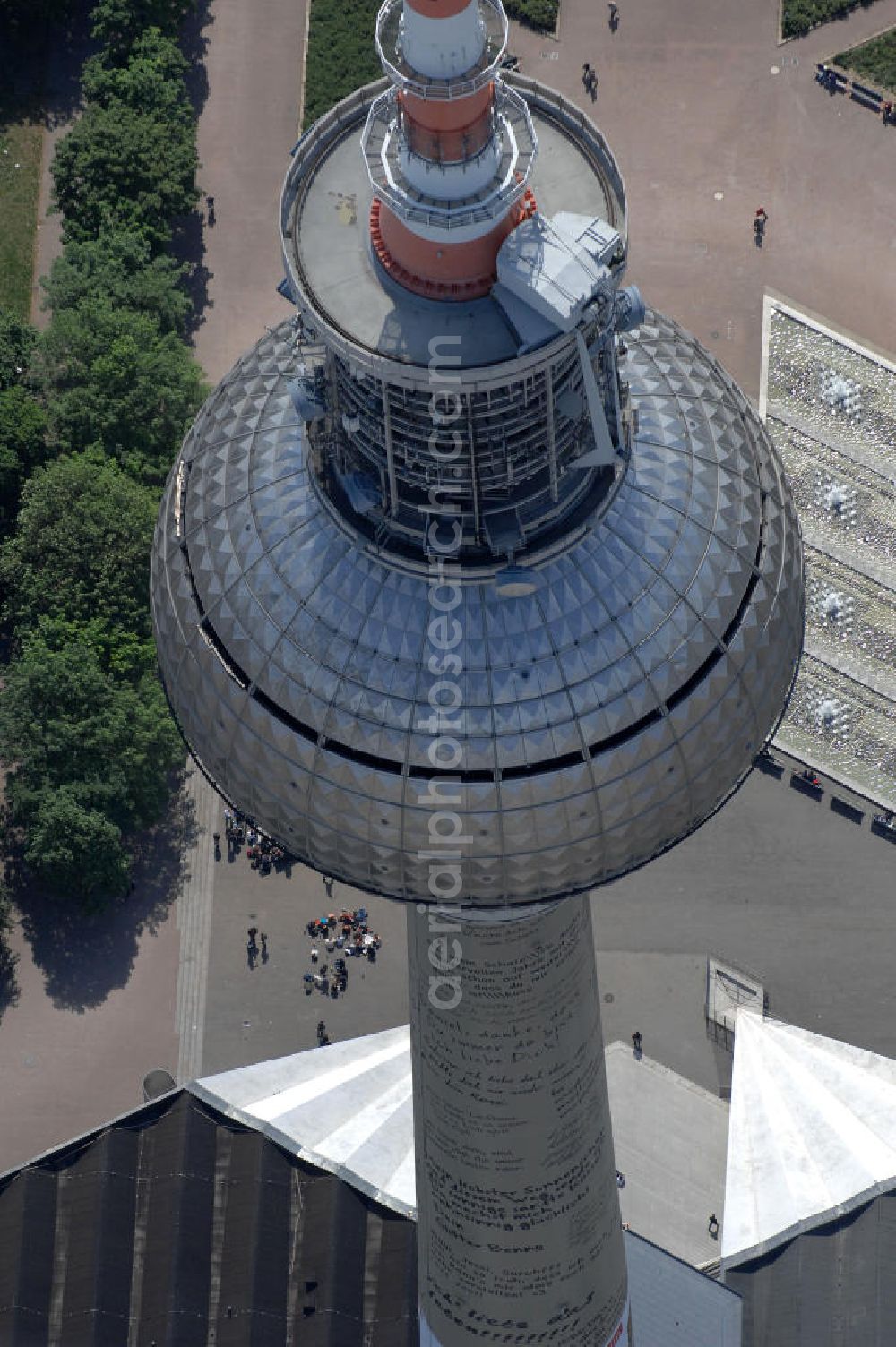 Berlin from above - Industriekletterer haben den 368 Meter hohen Berliner Fernsehturm mit insgesamt 15 Vinylbannern versehen auf denen auch 70 Liebes-Botschaften und ein Heiratsantrag zu lesen sind.