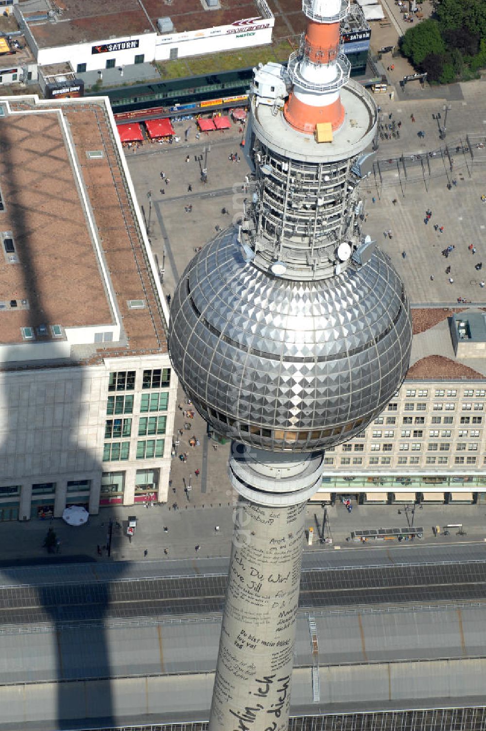 Aerial photograph Berlin - Industriekletterer haben den 368 Meter hohen Berliner Fernsehturm mit insgesamt 15 Vinylbannern versehen auf denen auch 70 Liebes-Botschaften und ein Heiratsantrag zu lesen sind.