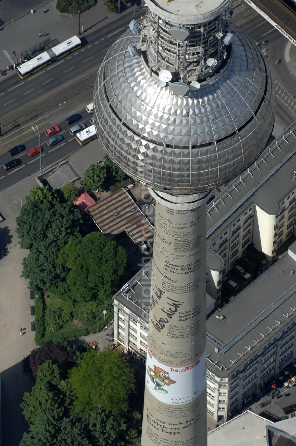 Berlin from the bird's eye view: Industriekletterer haben den 368 Meter hohen Berliner Fernsehturm mit insgesamt 15 Vinylbannern versehen auf denen auch 70 Liebes-Botschaften und ein Heiratsantrag zu lesen sind.