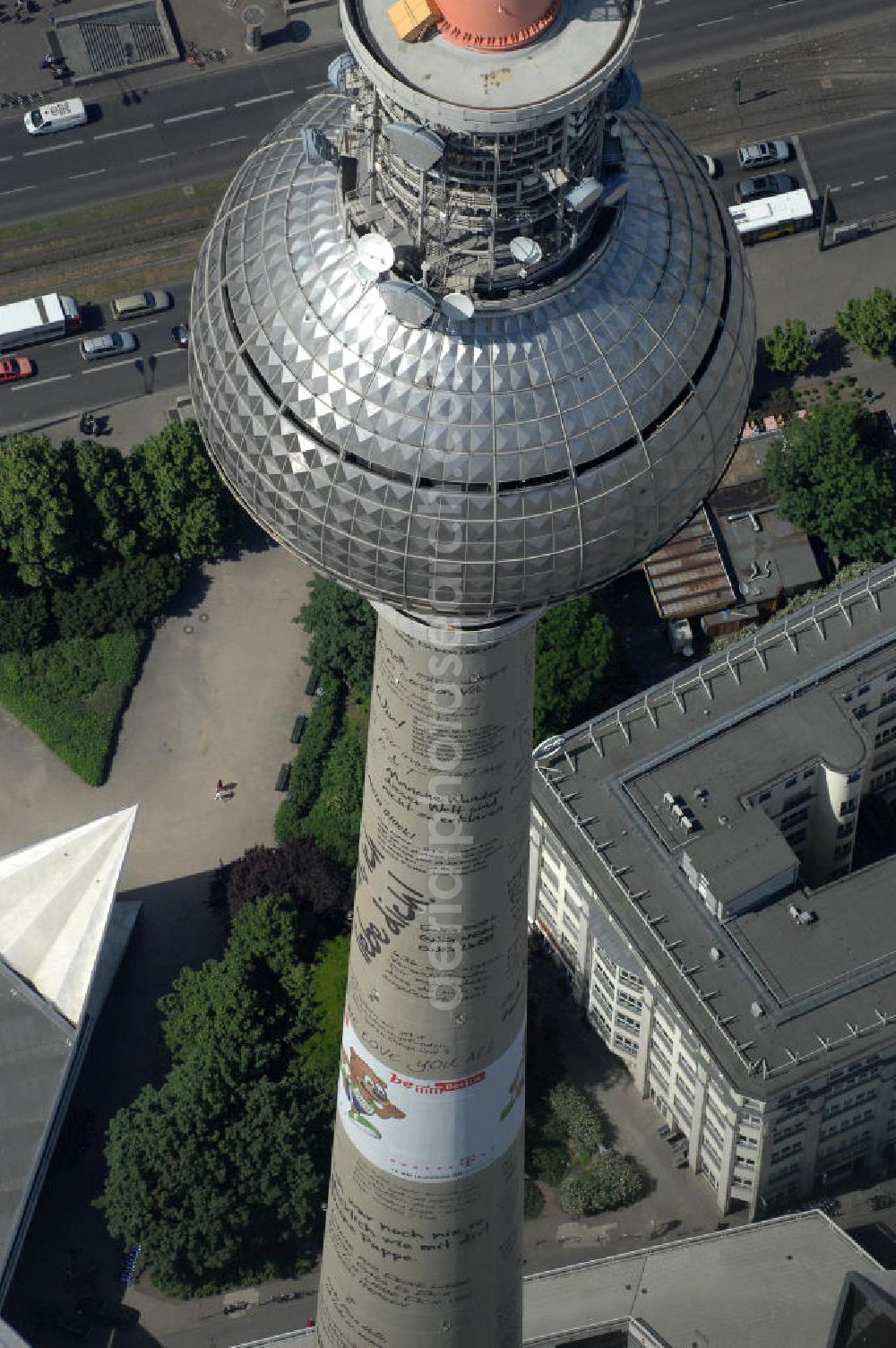 Aerial photograph Berlin - Industriekletterer haben den 368 Meter hohen Berliner Fernsehturm mit insgesamt 15 Vinylbannern versehen auf denen auch 70 Liebes-Botschaften und ein Heiratsantrag zu lesen sind.